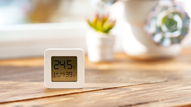 Квадратное цифровое устройство отображает цифровые номера