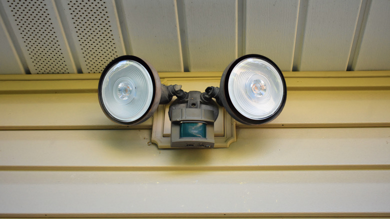 Свет датчика движения с двумя наводнениями на доме