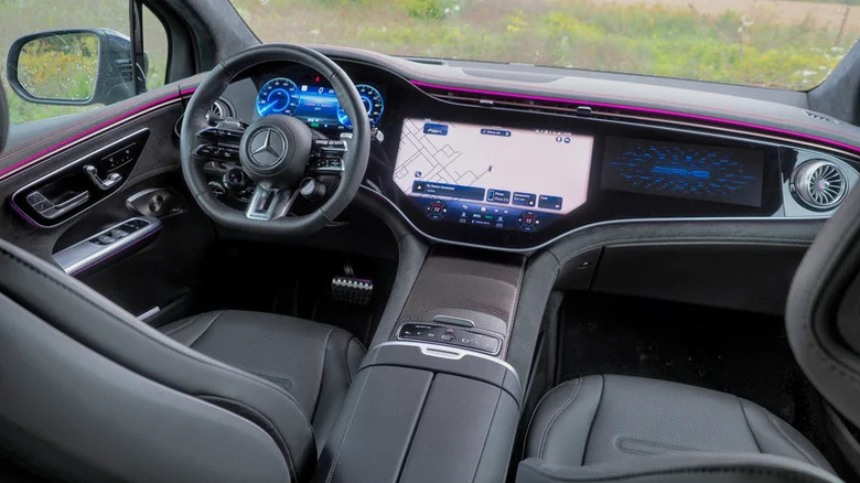 Mbux Hyperscreen в внедорожнике EQE