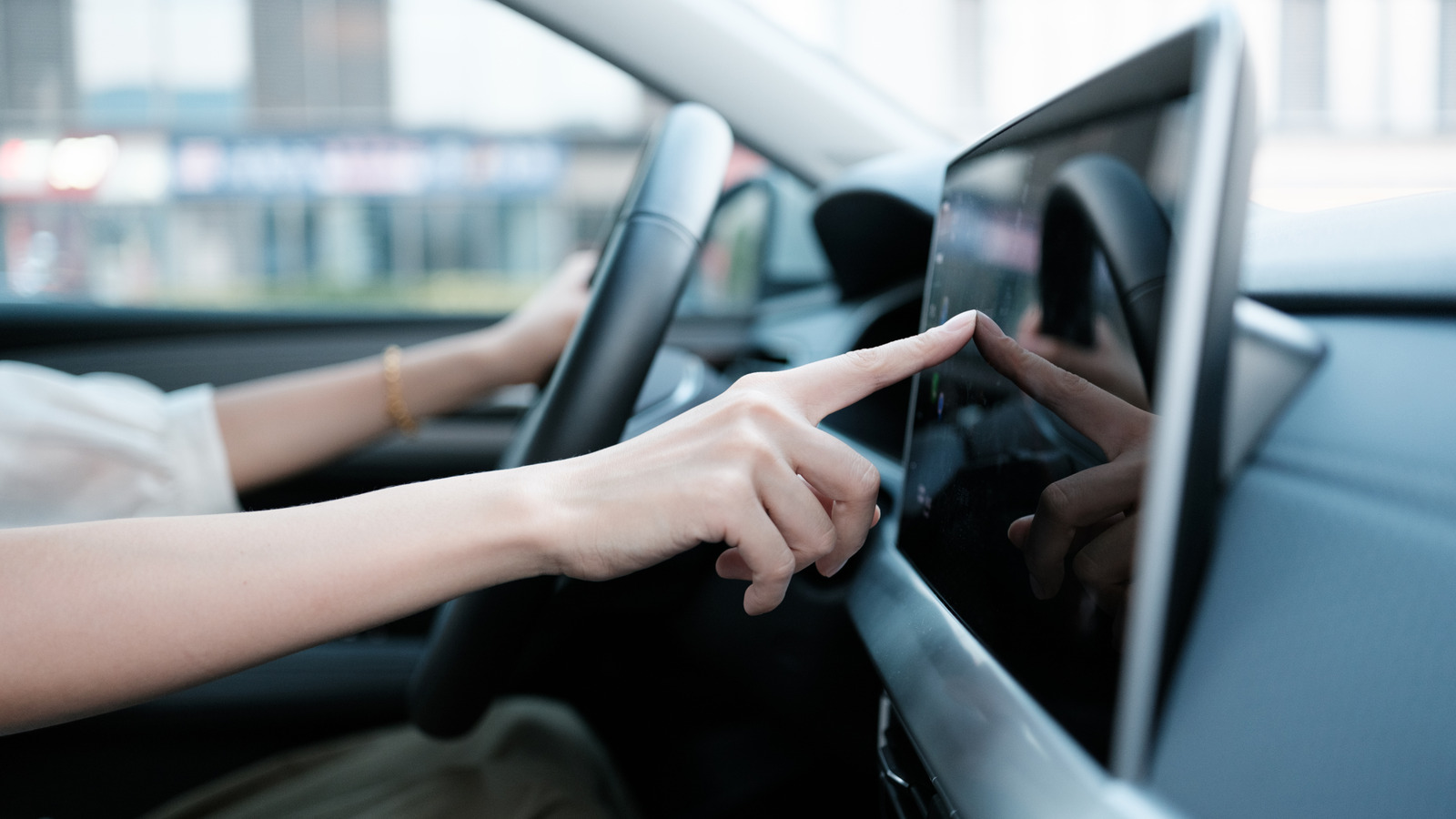 Почему некоторые автопроизводители избегают элементов управления сенсорным экраном для основных функций автомобилей