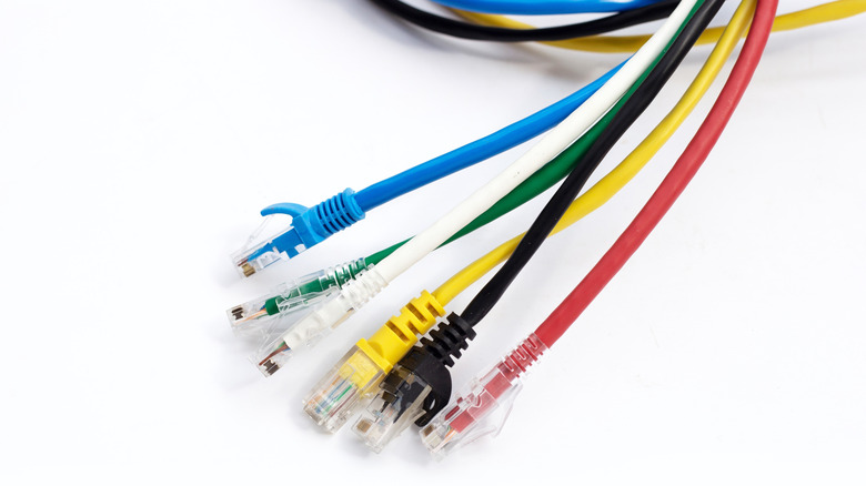 Разнообразные кабели Ethernet на белом фоне