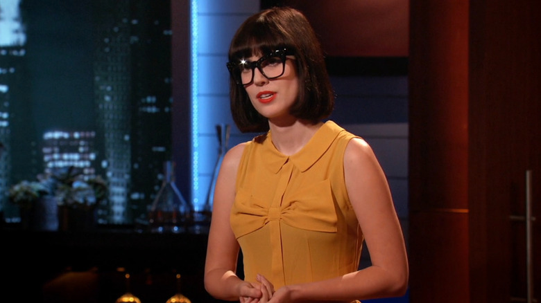 Эми смотрит на акул и говорит, пока на акулах танке