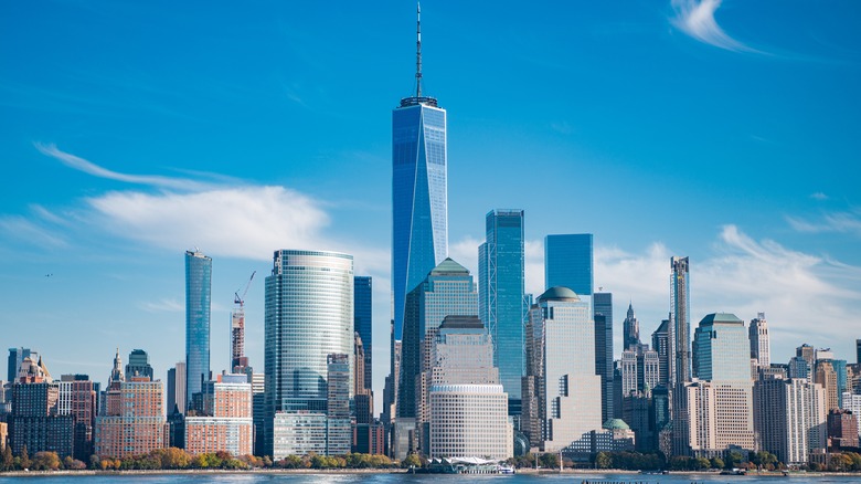 Манхэттенский горизонт во время солнечного дня