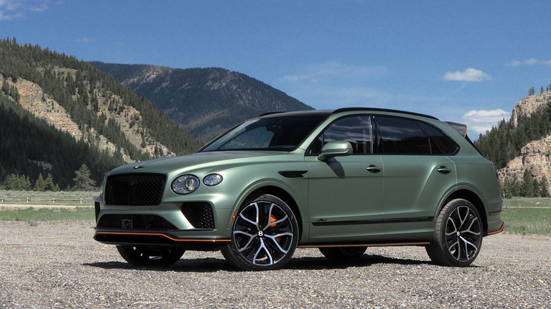 2026 Bentayga Speed, припаркованный перед горами