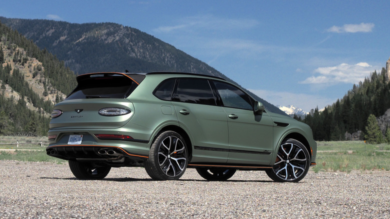 2026 Bentayga Speed ​​Bod 3/4 вид перед горами