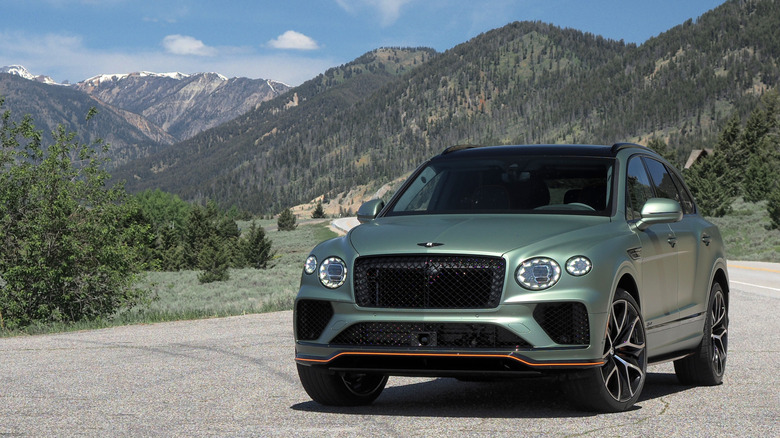 2026 Bentayga Speed ​​View перед видом перед Curling Road