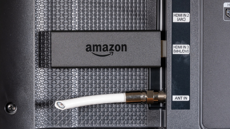 Amazon Fire TV Stick подключен к порту HDMI от телевизора
