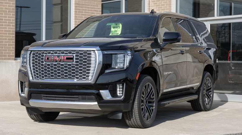Черный GMC Yukon в дилерском центре
