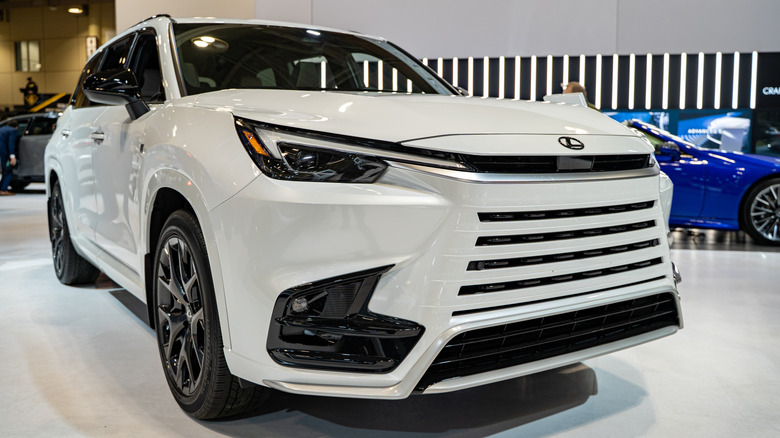 White Lexus TX 500H на дисплее