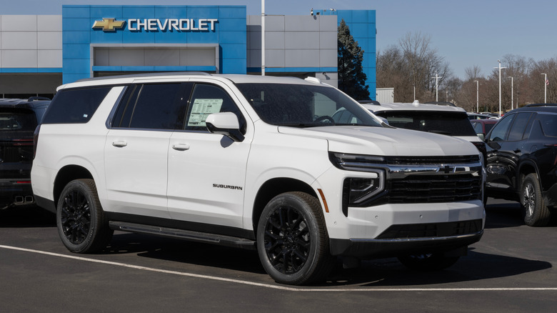 Белый Chevrolet Suburban в дилерском центре