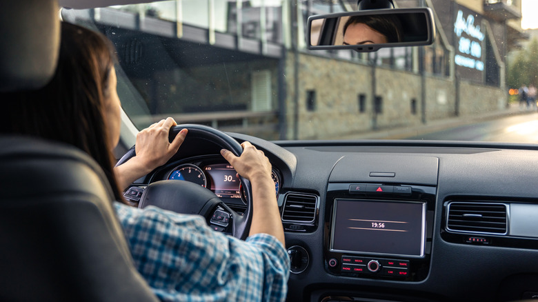 Женщина, управляющая машиной