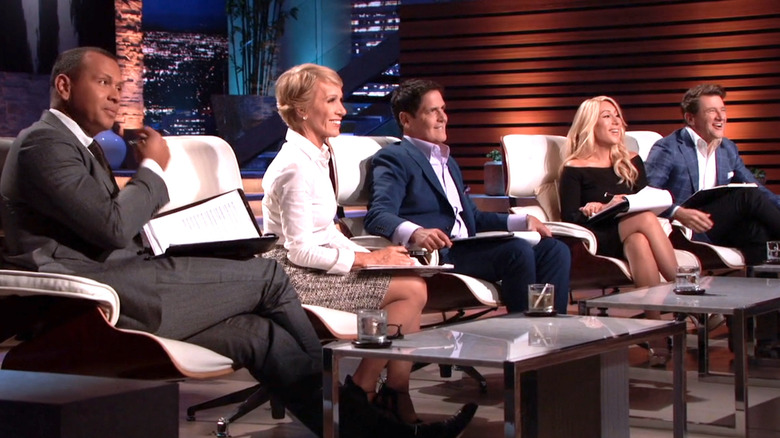 Участники дискуссии, слушающие изменение приложения на акуле