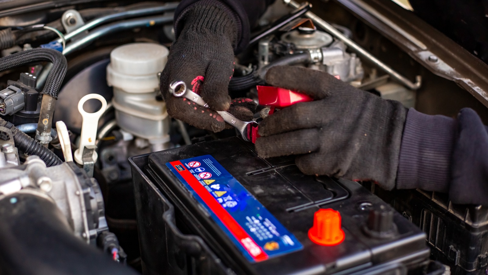 Что произойдет, если автомобильная батарея установлен неправильно?