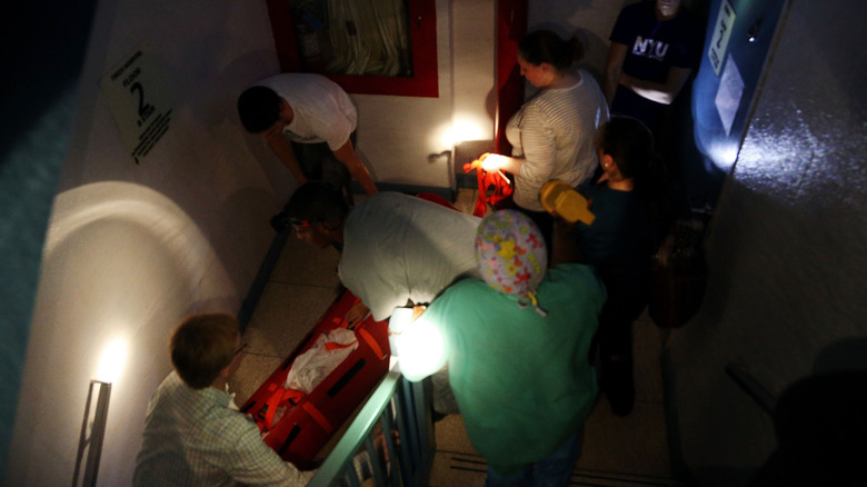 Медицинский центр Нью -Йоркского университета Лангоне эвакуировал пациента во время урагана Сэнди в 2012 году