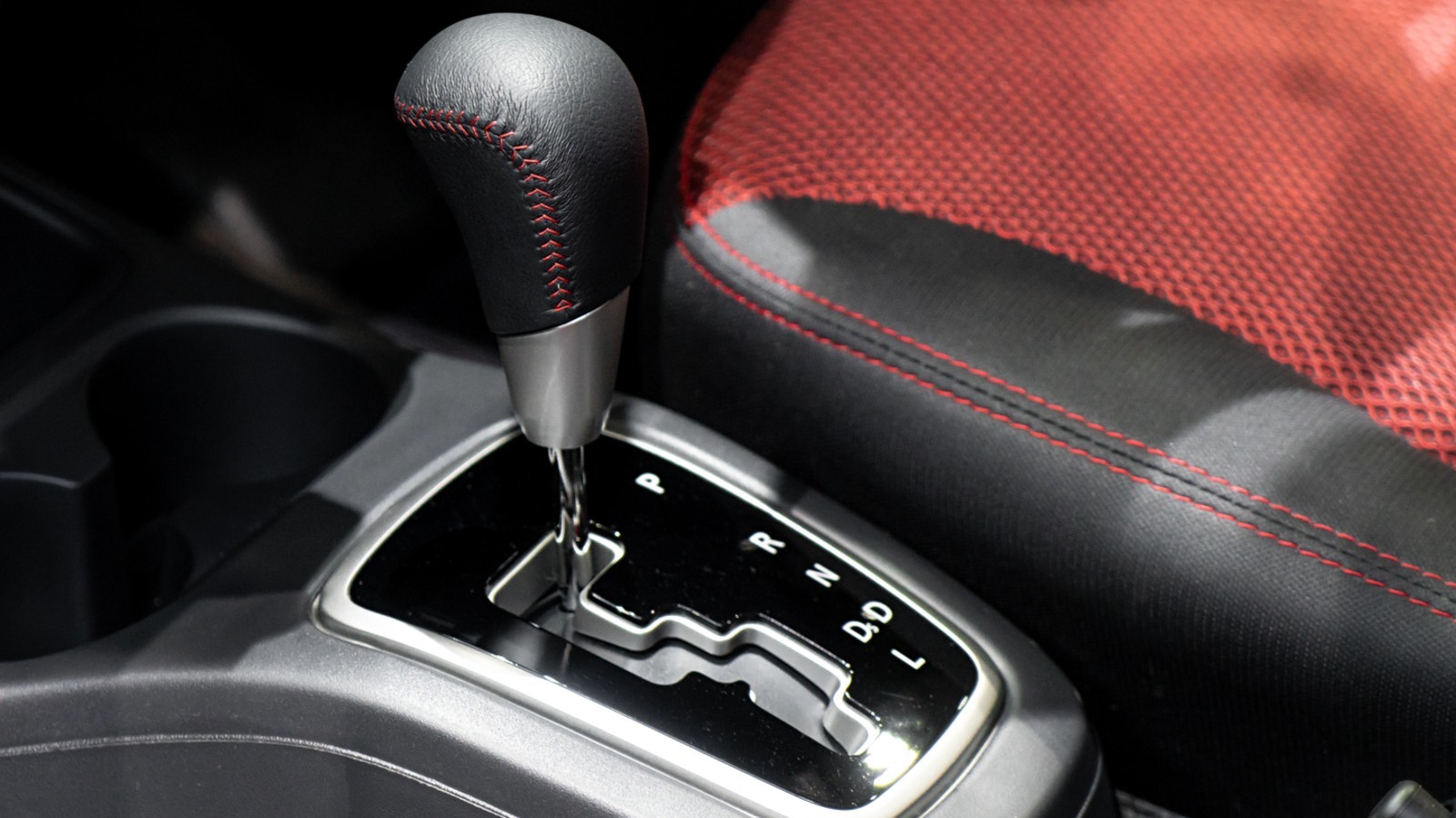 Вот когда и почему вы должны использовать «L» на переключении снаряжения вашего автомобиля