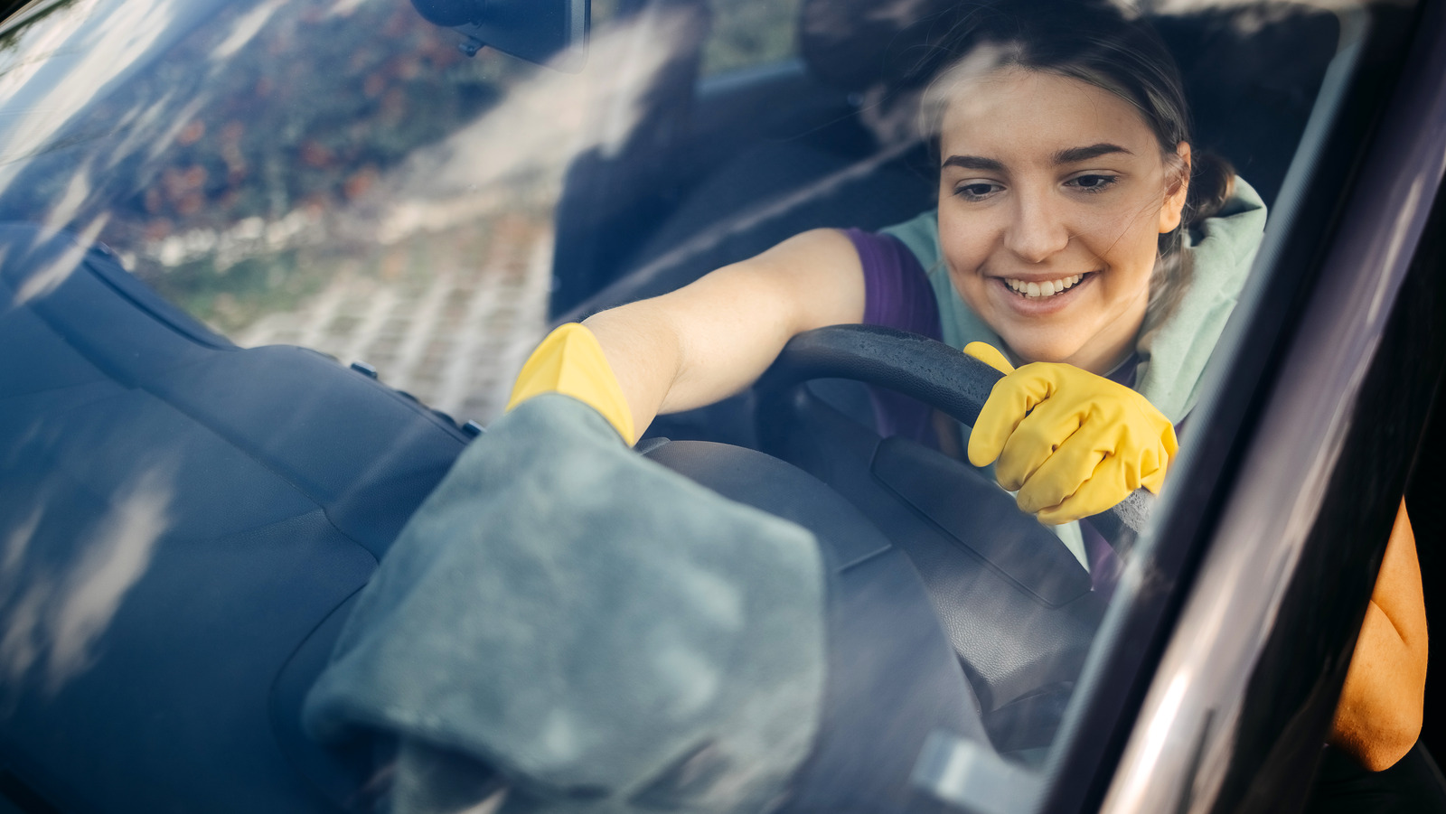 Как очистить пленку от ветрового стекла вашей машины (и держите его в стороне)