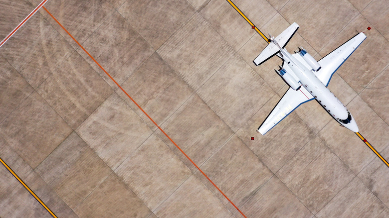 Внешний вид частного самолета на бегле