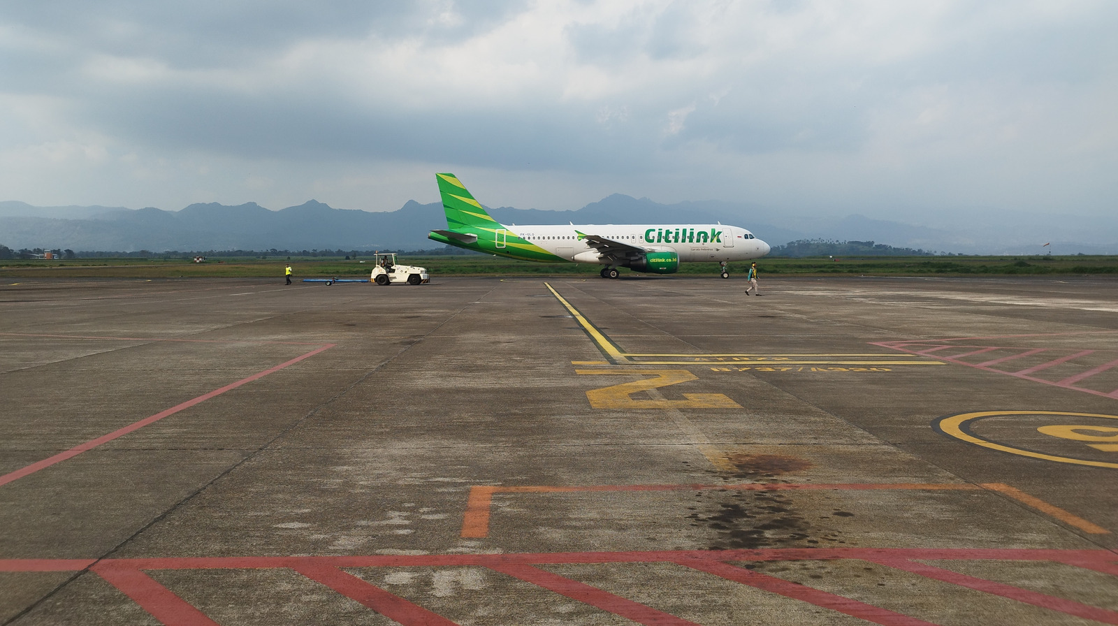 Что отличает аэропорту по взлетно -посадочной полосе настолько отличным от повседневных дорог?