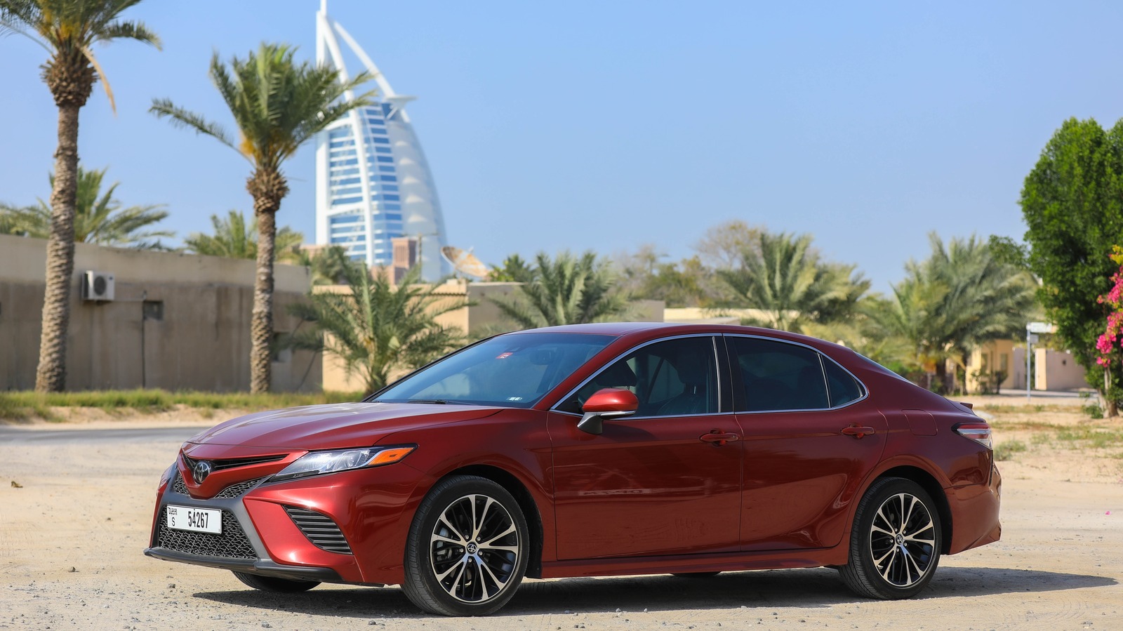 Почему гибридные автомобили издают этот странный шум в обратном порядке?