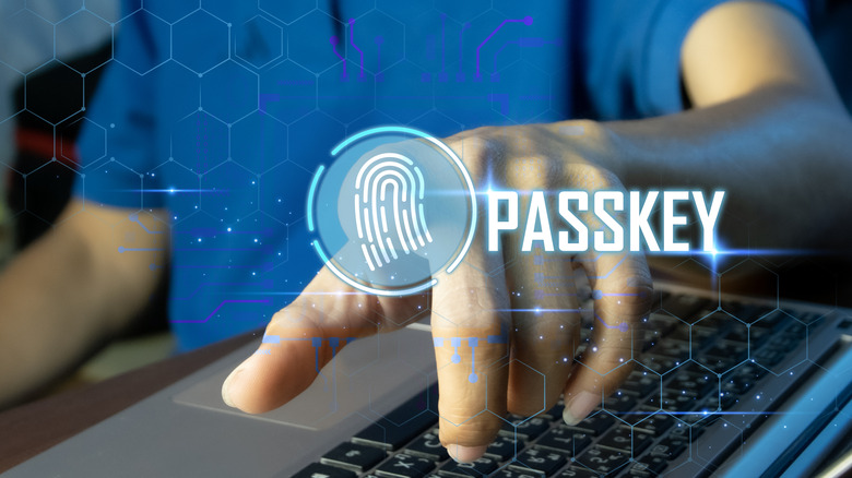 Человек, использующий свой отпечаток пальца в качестве пасак