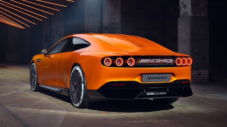 Задний конец Mercedes-AMG GT XX концептуальный автомобиль припарковался