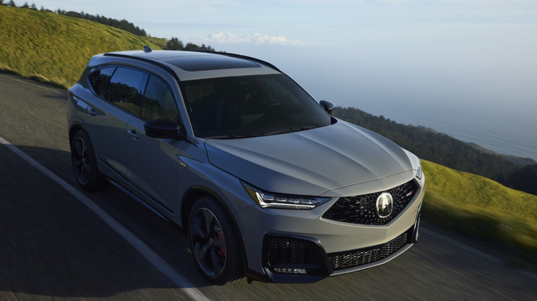 Acura MDX 2025 года, который также влияет на отзыв педали тормоза