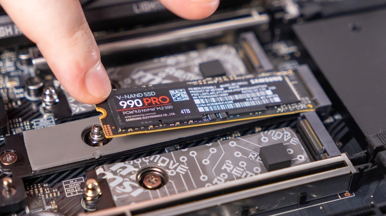 Пятницы размещают PCIe SSD на материнскую плату компьютера