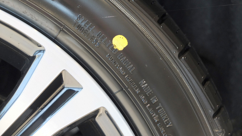 Желтая точка на шине