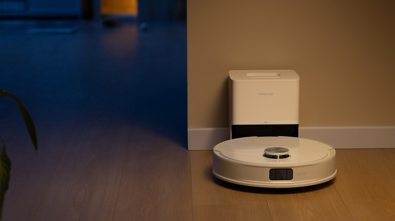 Roborock Vacuum состыкован ночью