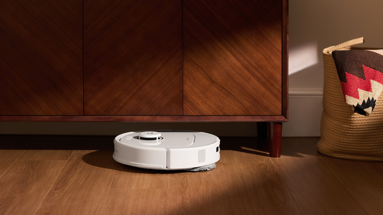 Roborock Vacuum, проходящий из Credenza