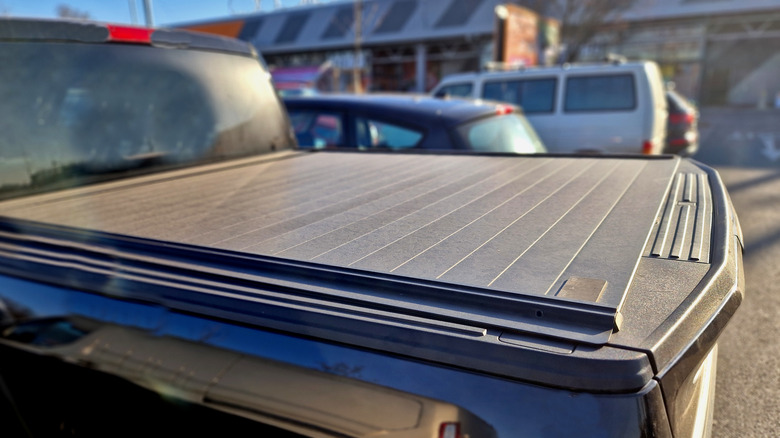 Кровать с пикапом с заблокированной крышкой Tonneau