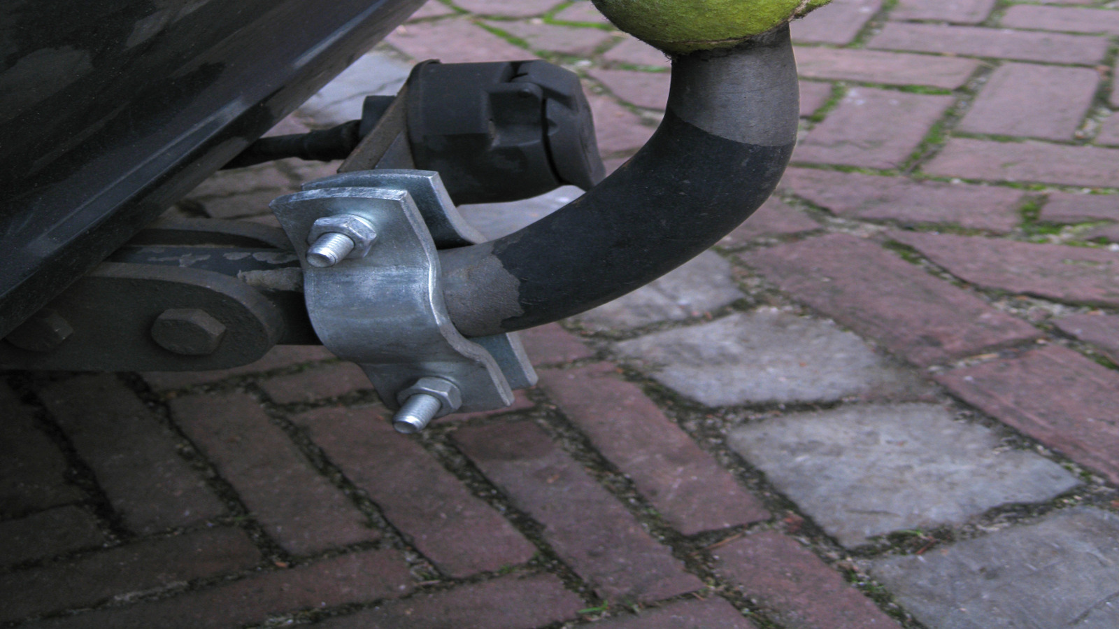 Почему люди ставят теннисные шарики на буксирные шарики?