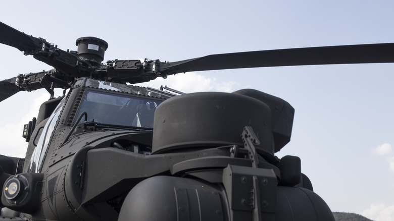 Крупный план системы ротора и часть тела военного вертолета