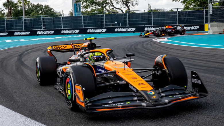 Автомобили Formula 1 мчатся на трассе