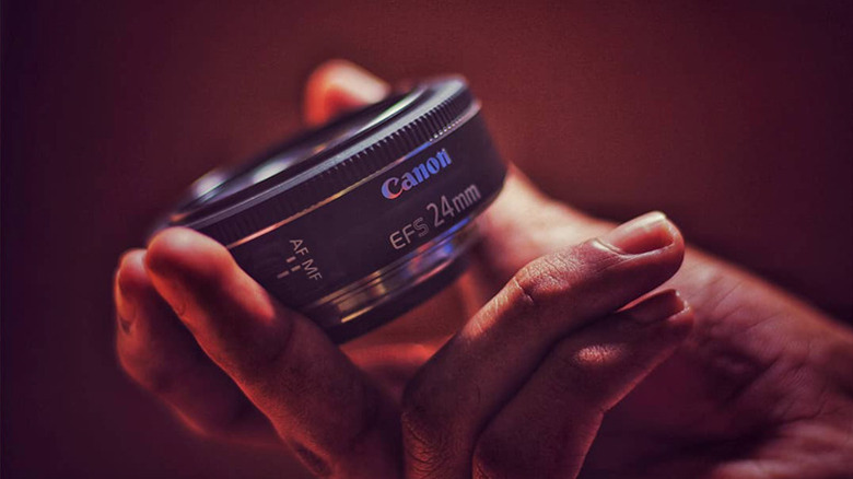 Человек, держащий линзу из канона 24 мм