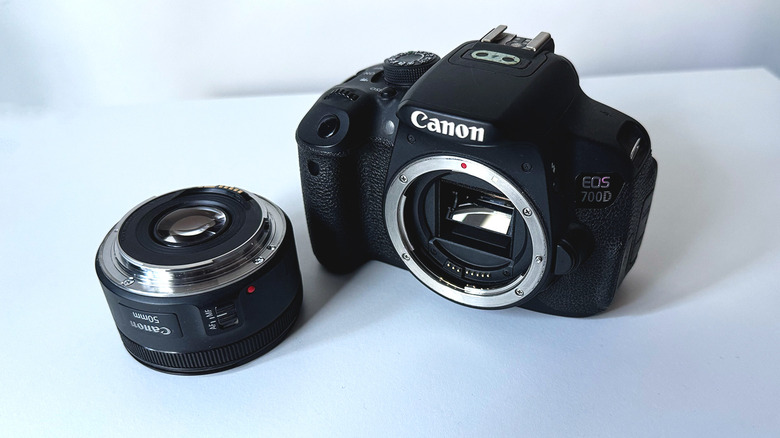 DSLR с главной линзой рядом с ним