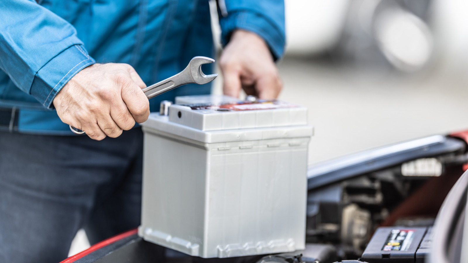 Нужно ли заряжать новые автомобильные батареи? Вот что вам нужно знать