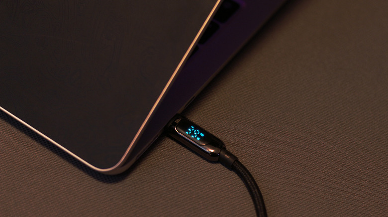 Зарядка MacBook с помощью кабеля USB-C