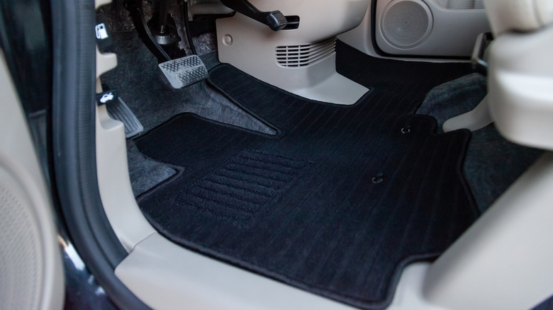 Черные коврики в кремовой интерьере