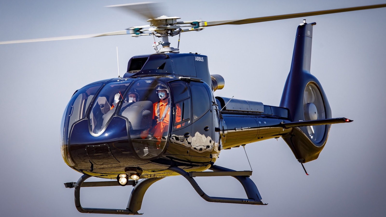 Вот вертолет за ужасающим рестораном на берегу озера в Мичигане