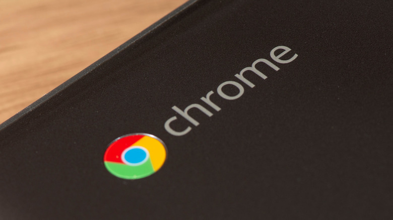 Логотип Google Chrome на Chromebook.