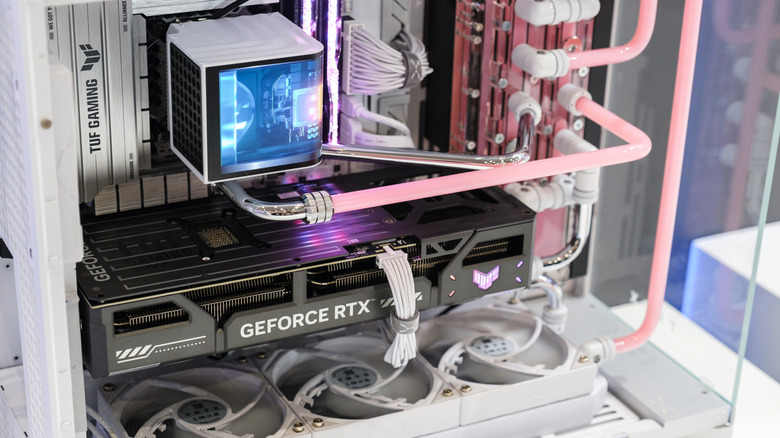 Игровой компьютер с индивидуальным жидким кулером Loop внутри