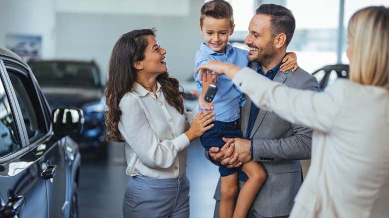 Семья покупает новую машину в дилерском центре