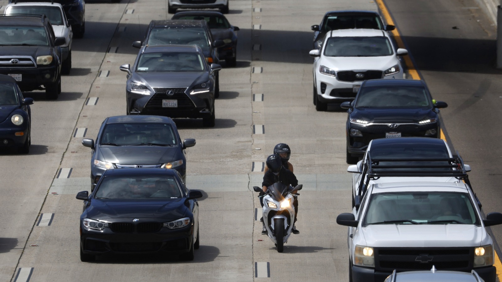 Мотоциклетная полоса расщепления против Фильтрация полосы движения: в чем разница?