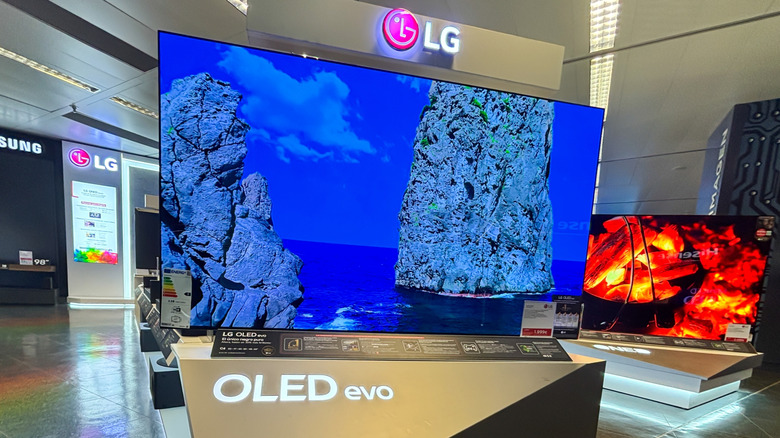 LG OLED TV в магазине.