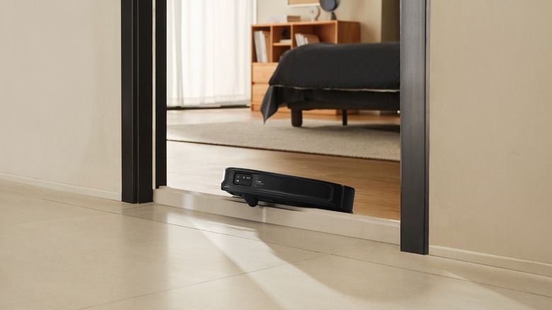 Roborock Saros 10r, навигающий по порогу