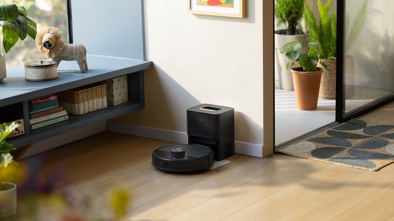 Roborock Q7 M5+ возле его дока