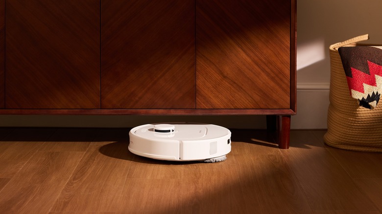 Roborock QV 35A в белой навигации под мебелью