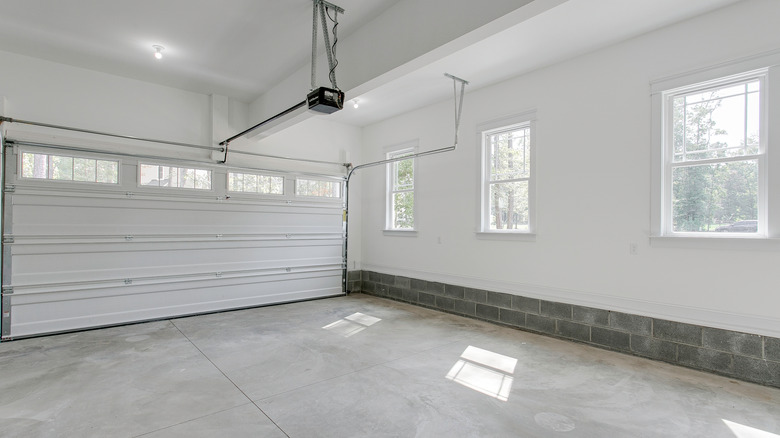 Два дверного гаража интерьера