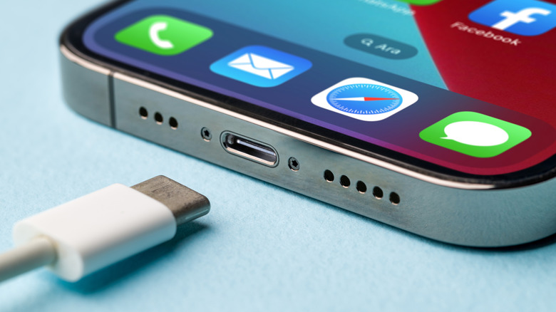 iPhone показывает порт USB-C с зарядным устройством.